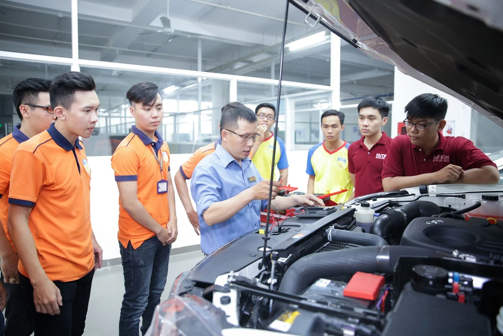 Sinh viên Trường ĐH Công nghệ TPHCM trong giờ học thực hành tại xưởng ô tô