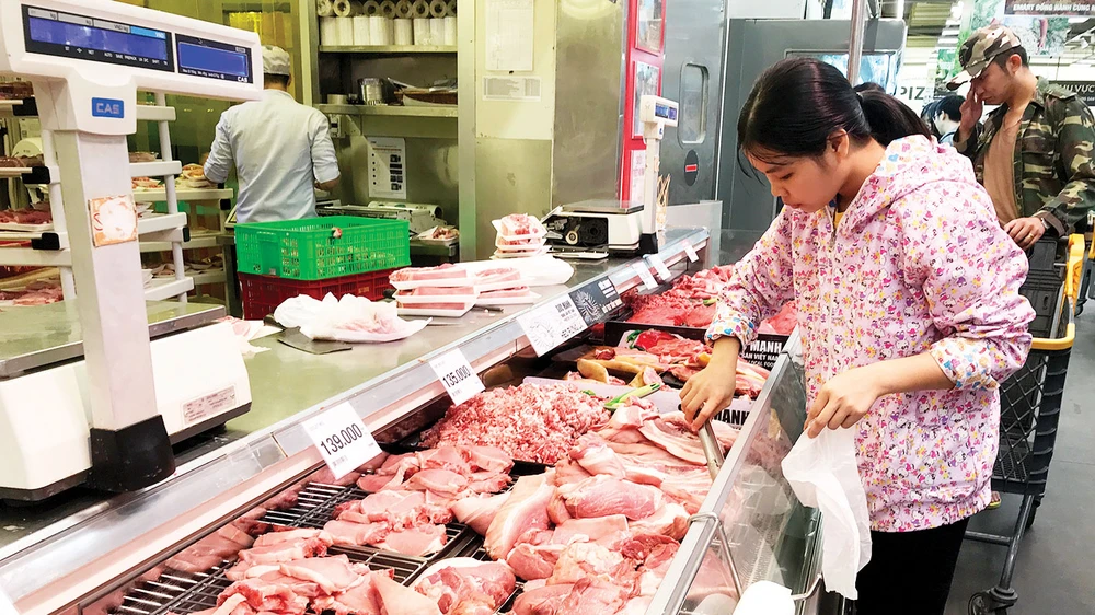 Khách hàng chọn mua thịt heo ở một siêu thị tại TPHCM. Ảnh: THI HỒNG