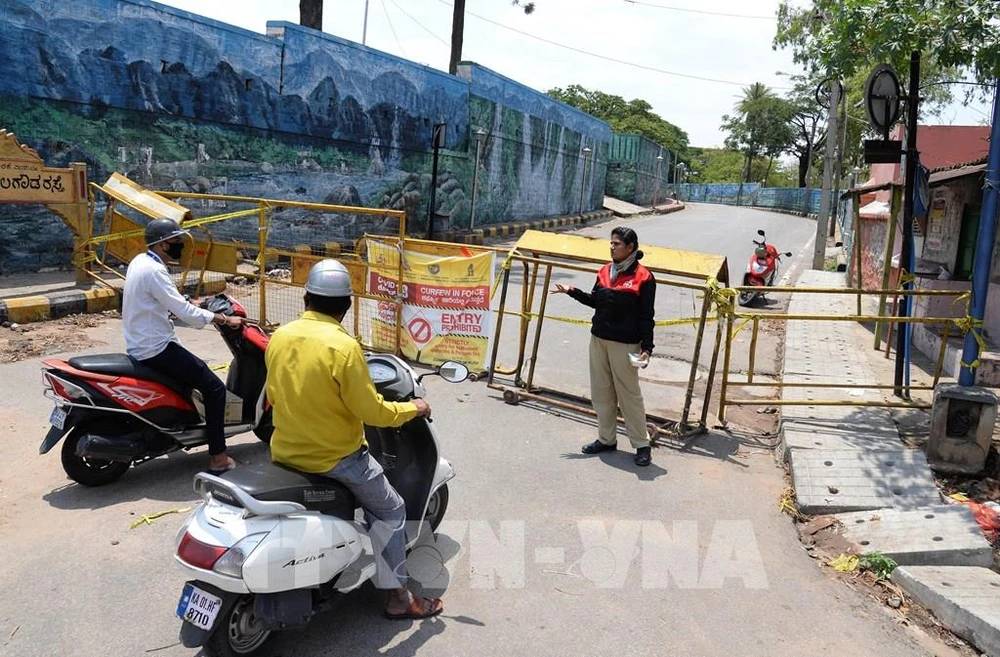 Một tuyến đường bị phong tỏa tại Bangalore, Ấn Độ ngày 10/4/2020 nhằm ngăn chặn sự lây lan của COVID-19. Ảnh: THX/ TTXVN