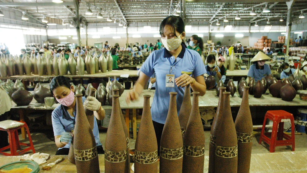 Chế tác sản phẩm thủ công mỹ nghệ xuất khẩu tại huyện Hóc Môn, TPHCM. Ảnh: CAO THĂNG
