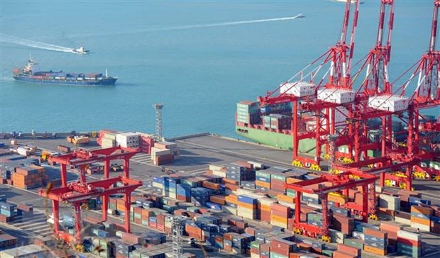 Hàng hóa được xếp tại cảng ở Busan, Hàn Quốc. Ảnh: AFP/TTXVN