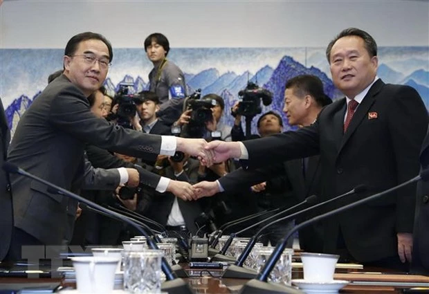 Bộ trưởng Thống nhất Hàn Quốc Cho Myoung-gyon (trái) và Chủ tịch Ủy ban Tái thống nhất hòa bình Triều Tiên Ri Son-gwon (phải) tại cuộc đối thoại ở làng đình chiến Panmunjom ngày 15-10- 2018. Ảnh: AFP/TTXVN