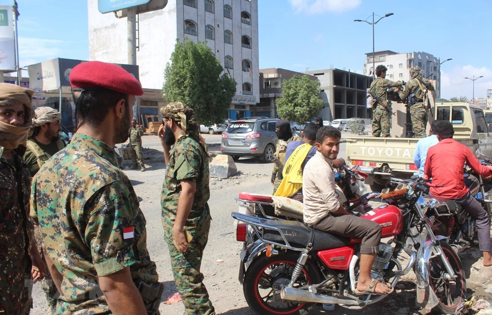 Các thành viên lực lượng an ninh Yemen tuần tra tại thành phố miền Nam Aden. Ảnh: AFP/TTXVN