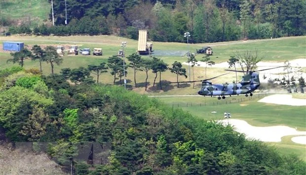 Hệ thống phòng thủ tên lửa tầm cao giai đoạn cuối (THAAD) của Mỹ được triển khai tại căn cứ Seongju, tỉnh Bắc Gyeongsang, Hàn Quốc. Ảnh: AFP/TTXVN