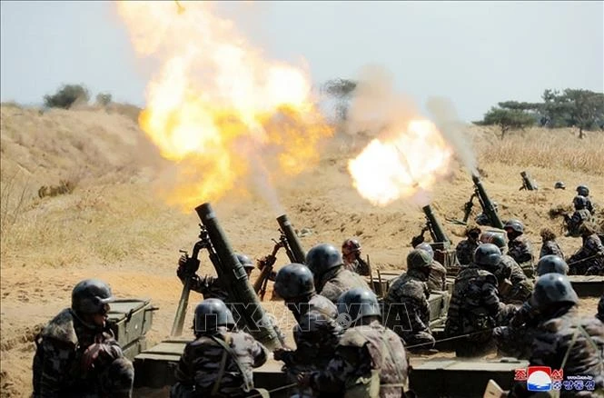 Binh sĩ Quân đội Nhân dân Triều Tiên tập trận bắn súng cối, ngày 10-4-2020. Ảnh: Yonhap/TTXVN