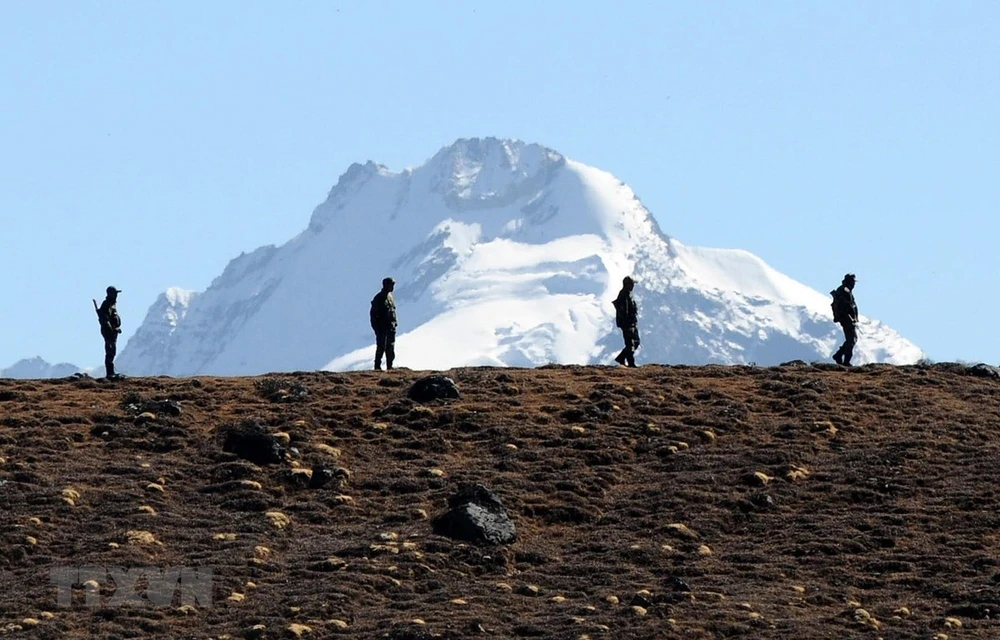Binh sĩ Ấn Độ tuần tra tại khu vực biên giới với Trung Quốc ở bang Arunachal Pradesh (Ấn Độ). Ảnh: AFP/TTXVN
