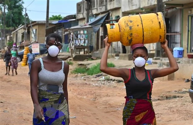 Người dân tại Abidjan, Cote d'Ivoire. Ảnh: AFP/TTXVN
