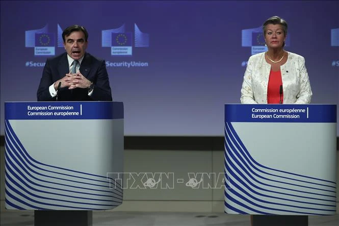 Ủy viên Nội vụ châu Âu Ylva Johansson (phải), Phó Chủ tịch Ủy ban Châu Âu Margaritis Schinas (trái) tại cuộc họp báo ở Brussels, Bỉ, ngày 24-7. Ảnh: AFP/TTXVN