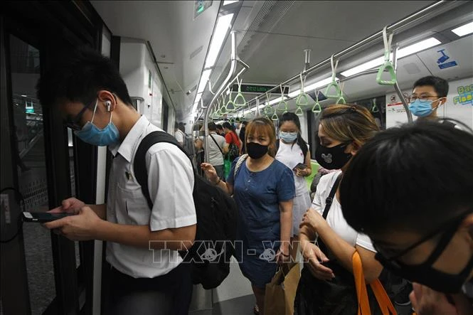 Người dân đeo khẩu trang phòng lây nhiễm COVID-19 trên tàu hỏa ở Singapore ngày 3/6/2020. Ảnh: THX/TTXVN