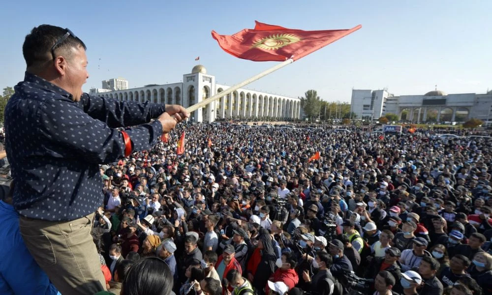 Người biểu tình ở Kyrgyzstan tràn vào chiếm giữ nhiều khu vực, cơ quan của chính phủ ở thủ đô Bishkek nhằm phản đối kết quả bầu cử. Nguồn: AP