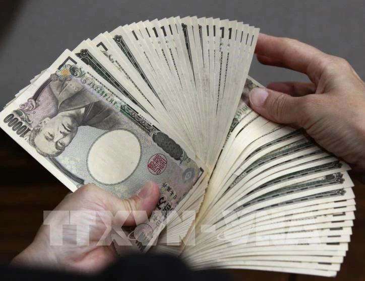 Tiền mệnh giá 10000 yen tại ngân hàng ở Tokyo, Nhật Bản. Ảnh: AFP/ TTXVN