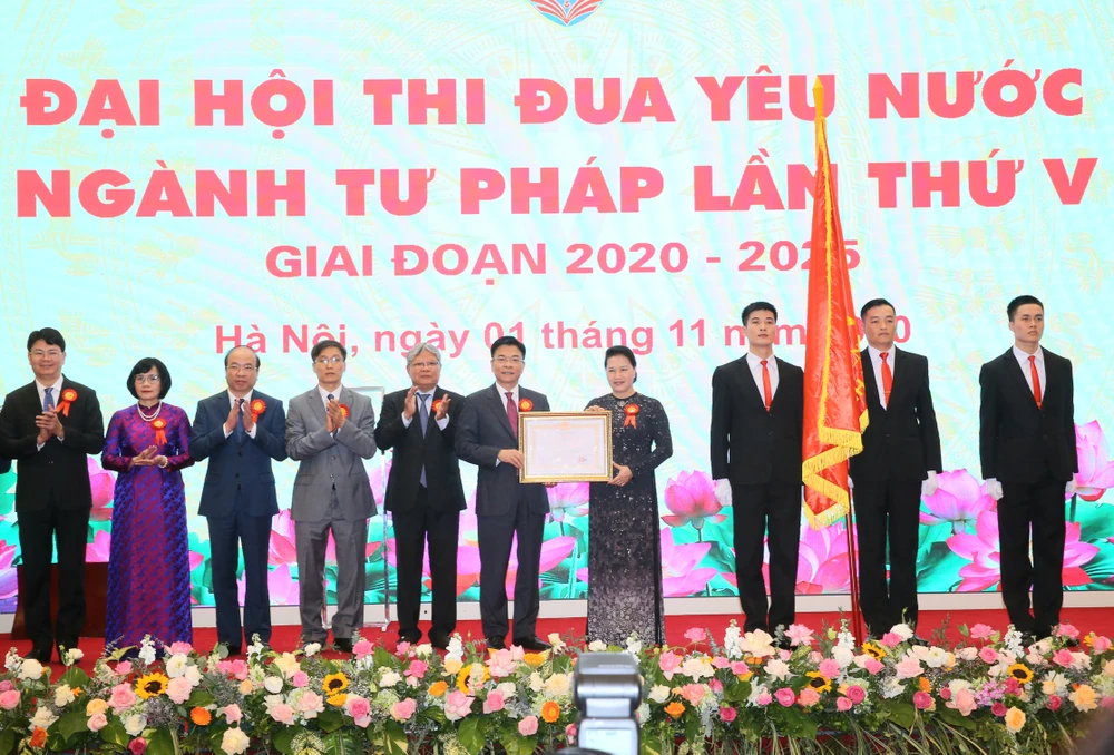 Chủ tịch Quốc hội Nguyễn Thị Kim Ngân trao Huân chương Lao động hạng Nhất cho ngành tư pháp. Ảnh: VGP