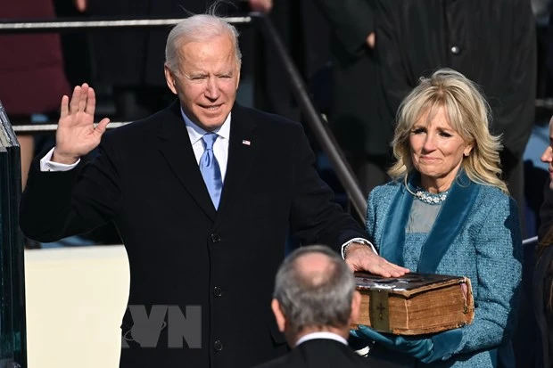 Ông Joe Biden (trái) tuyên thệ nhậm chức trước Chánh án Tòa án Tối cao John Roberts tại Đồi Capitol ở thủ đô Washington DC., ngày 20-1. Ảnh: AFP/TTXVN