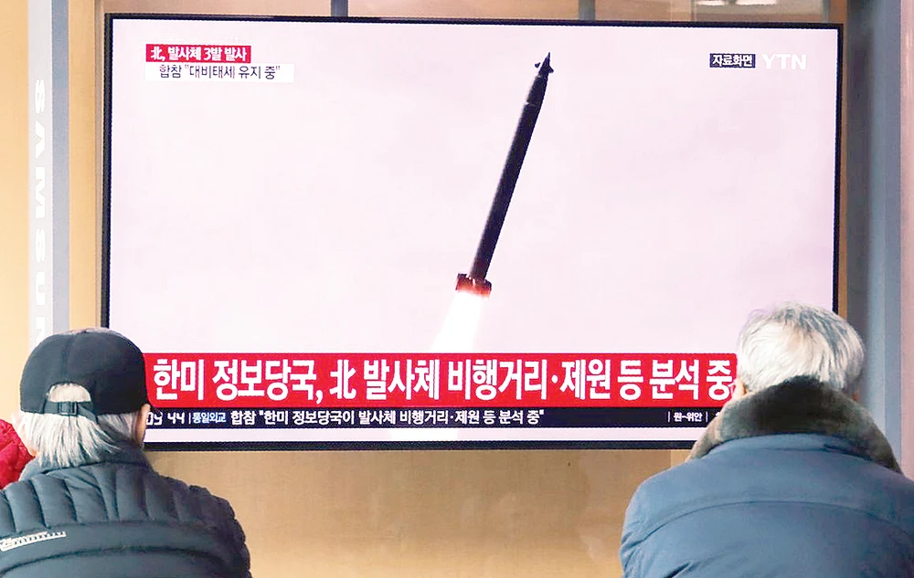 Người dân Hàn Quốc theo dõi thông tin vụ phóng tên lửa của Triều Tiên trên truyền hình