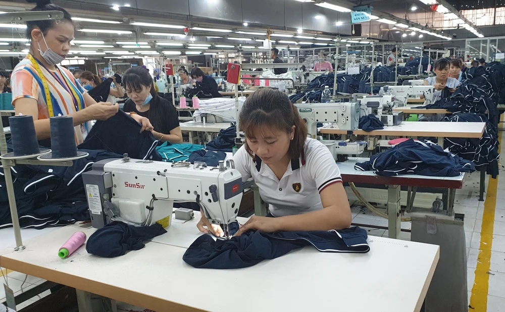 Công nhân may hàng xuất khẩu tại Công ty TNHH Fly High Garment