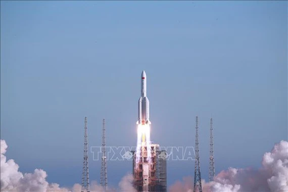 Tên lửa đẩy Trường Chinh-5B rời bệ phóng. Ảnh minh họa: THX/TTXVN