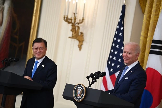 Tổng thống Mỹ Joe Biden (phải) và Tổng thống Hàn Quốc Moon Jae-in tham dự cuộc họp báo chung sau cuộc gặp ở Washington, DC, Mỹ, ngày 21/5/2021.Ảnh: AFP/TTXVN