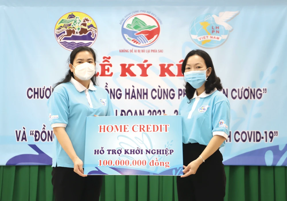 Home Credit Việt Nam trao vốn hỗ trợ khởi nghiệp cho phụ nữ tại Đồng Tháp