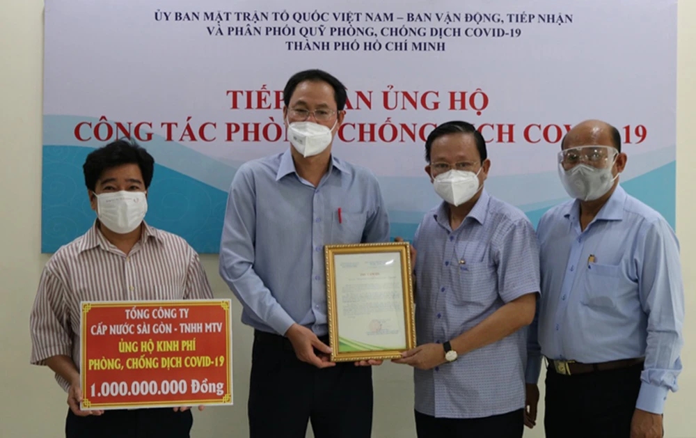 Đại diện Sawaco trao 1 tỷ đồng đến Ủy ban MTTQ Việt Nam TPHCM, ủng hộ công tác phòng chống dịch Covid-19