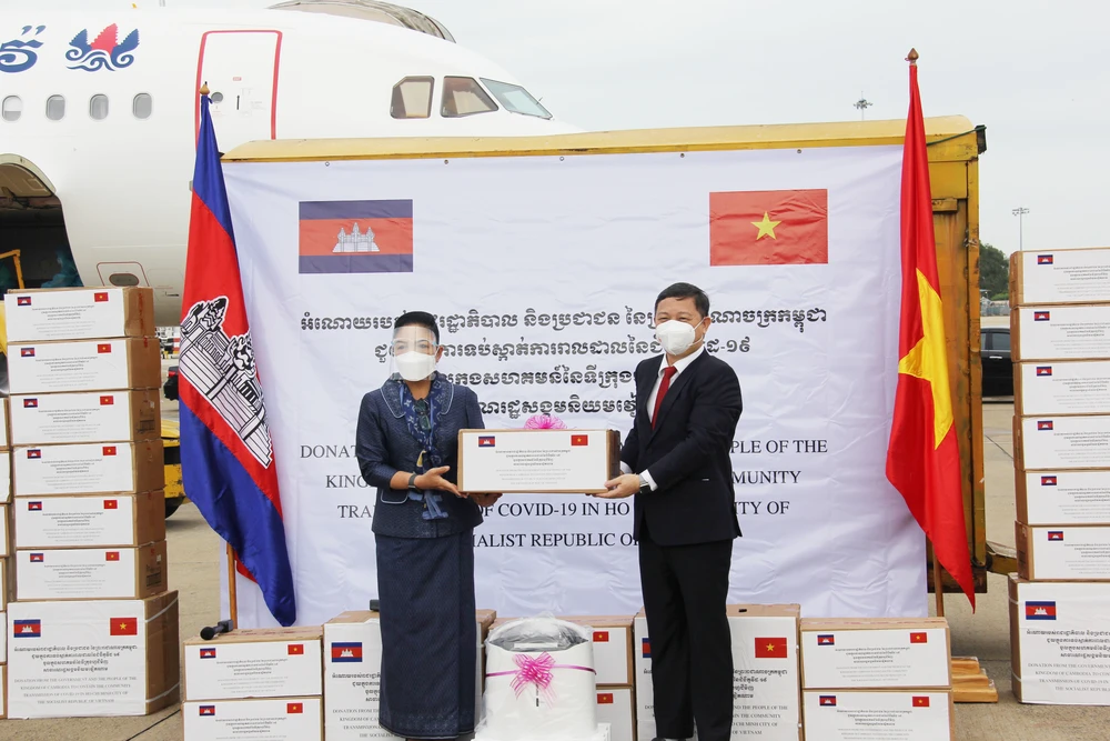 Phó Chủ tịch UBND TPHCM Dương Anh Đức tiếp nhận quà tặng từ bà Youk Sambath