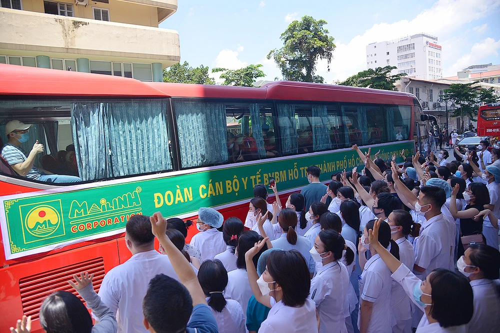 Bệnh viện Bạch Mai tổ chức lễ tiễn 170 y, bác sĩ, nhân viên y tế chi viện cho TPHCM vào ngày 18-8 để chống dịch, cấp cứu các bệnh nhân nặng 