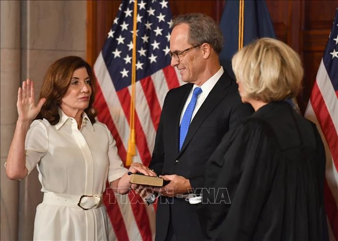 Tân Thống đốc bang New York Kathy Hochul (trái) tại lễ tuyên thệ nhậm chức ở New York, Mỹ, ngày 24-8-2021. Ảnh: AFP/TTXVN
