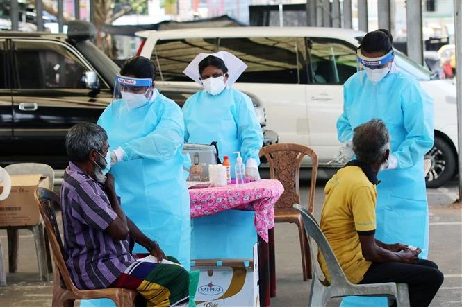 Nhân viên y tế tiêm vaccine ngừa COVID-19 cho người dân tại Colombo, Sri Lanka, ngày 24-8-2021. Ảnh: THX/ TTXVN
