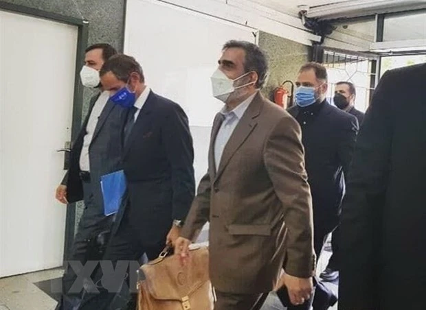 Giám đốc Cơ quan Năng lượng nguyên tử quốc tế (IAEA) Rafael Grossi (giữa) đến Tehran để hội đàm với các quan chức Iran ngày 12-9. Ảnh: IRNA/TTXVN