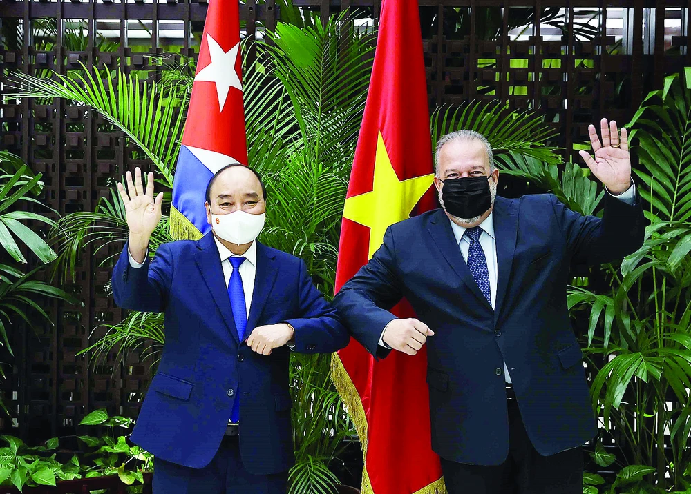 Chủ tịch nước Nguyễn Xuân Phúc hội kiến Thủ tướng Cộng hòa Cuba Manuel Marrero Cruz. Ảnh: TTXVN