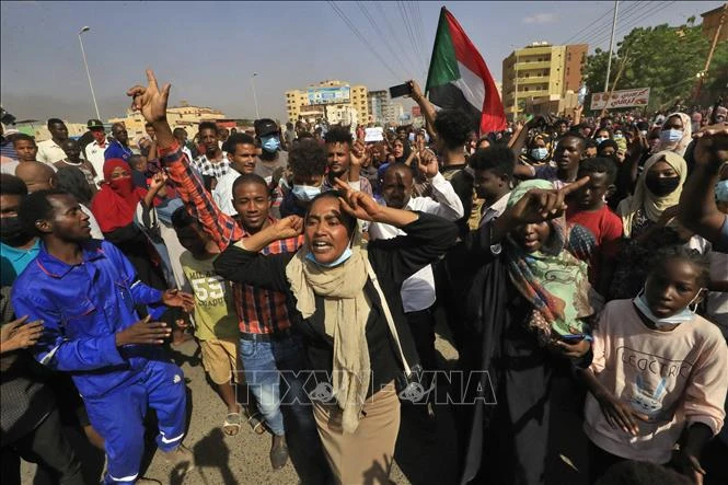 Người dân Sudan tuần hành phản đối cuộc đảo chính quân sự tại Khartoum, ngày 25-10-2021. Ảnh: AFP/TTXVN