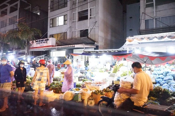 Cảnh mua bán nhộn nhịp tại khu vực chợ Bình Điền