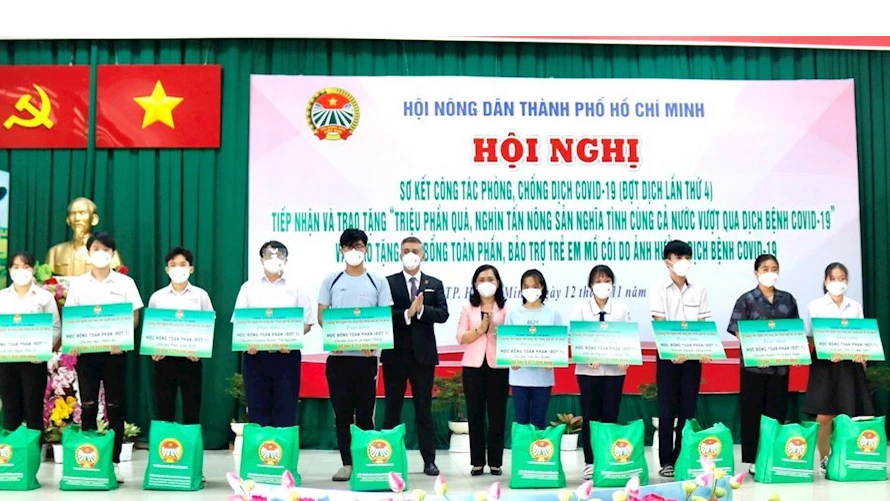 Chủ tịch Hội Nông dân TP Nguyễn Thanh Xuân trao học bổng toàn phần và thiết bị học tập cho sinh viên