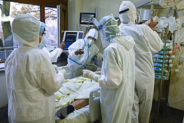 Nhân viên y tế điều trị cho bệnh nhân COVID-19 tại bệnh viện ở Sofia, Bulgaria. Ảnh: AFP/TTXVN