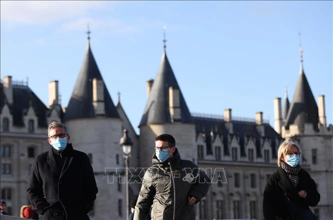 Người dân đeo khẩu trang phòng dịch COVID-19 tại Paris, Pháp, ngày 5-1-2022. Ảnh: THX/TTXVN