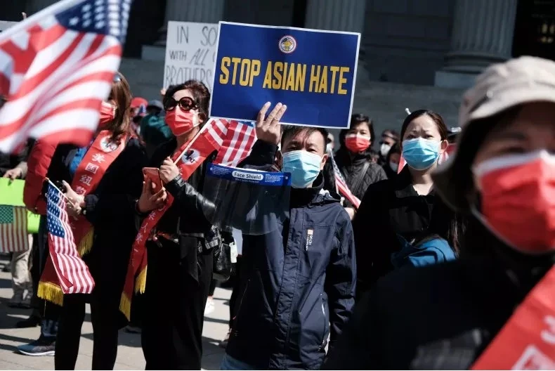Người dân biểu tình phản đối nạn bạo lực phân biệt chủng tộc nhằm vào người gốc Á tại thành phố New York, Mỹ. Ảnh: Getty Images