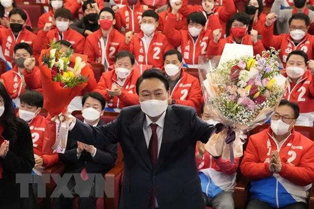 Tổng thống đắc cử Hàn Quốc Yoon Suk-yeol mừng chiến thắng tại trụ sở Đảng Sức mạnh Nhân dân (PPP) ở Seoul, sau khi kết quả bầu cử Tổng thống được công bố, ngày 10-3-2022. Ảnh: AFP/TTXVN