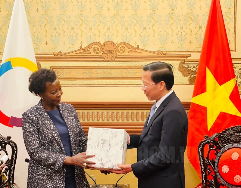 Chủ tịch UBND TP Phan Văn Mãi trao quà lưu niệm của TP cho bà Louise Mushikiwabo