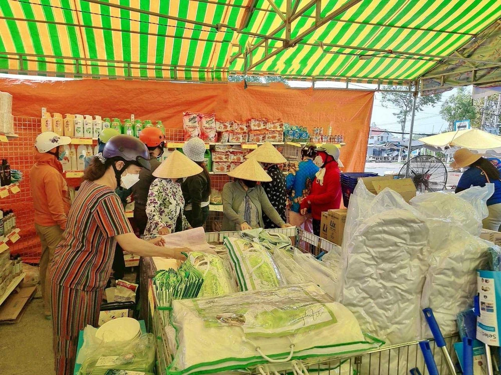 Người dân mua hàng tại điểm bán lưu động của Co.opmart Rạch Giá