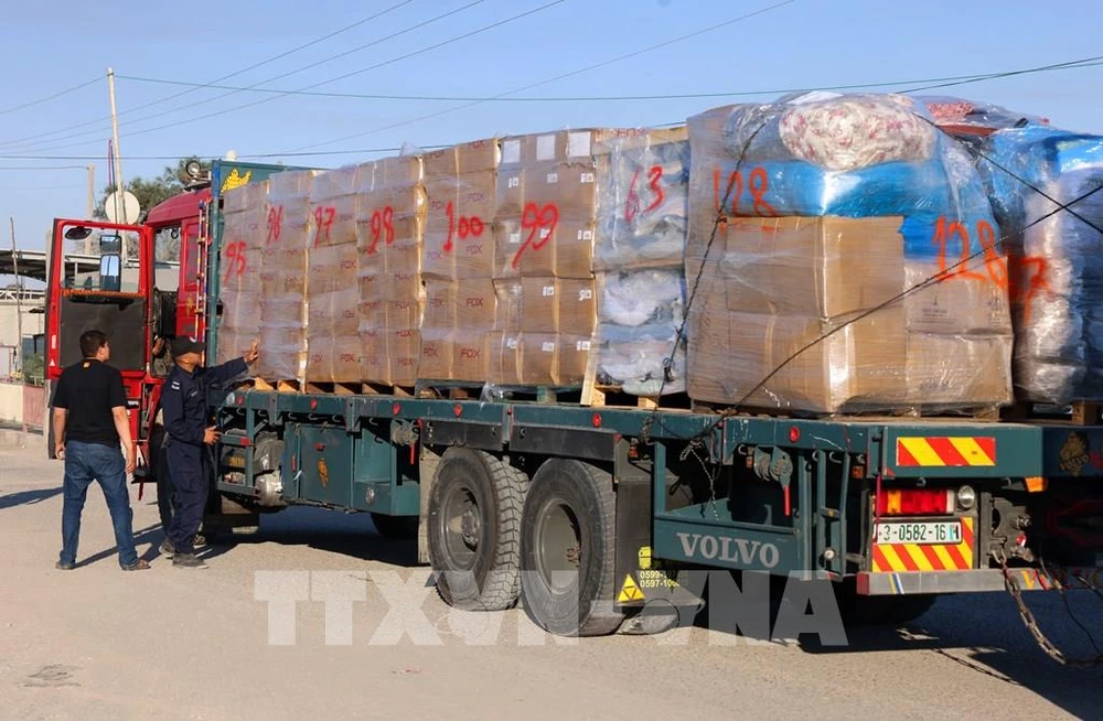 Hàng hoá nhập khẩu qua cửa khẩu ở phía nam Dải Gaza. Ảnh: AFP/TTXVN. 