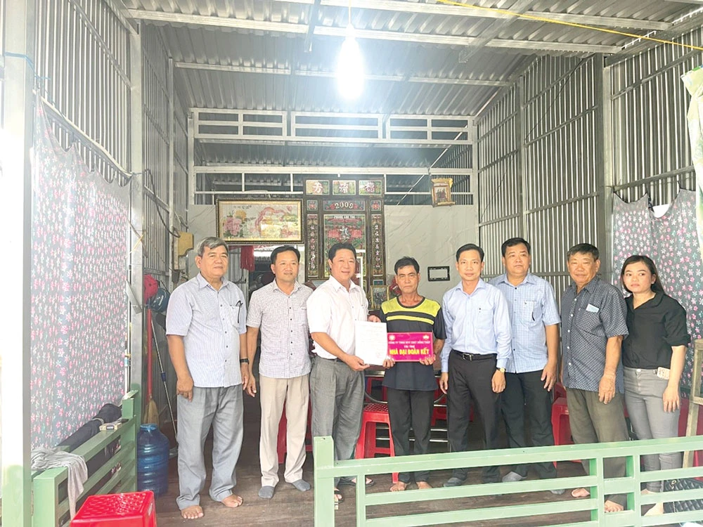 Công ty TNHH MTV XSKT Đồng Tháp bàn giao Nhà Đại đoàn kết tại xã Tân Thạnh A, huyện Tân Hồng