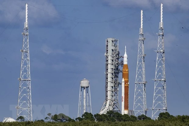 Tên lửa SLS, mang theo tàu thám hiểm Mặt Trăng thực hiện sứ mệnh Artemis I, được đặt vào bệ phóng tại Trung tâm Vũ trụ Kennedy, bang Florida, Mỹ. Ảnh: AFP/TTXVN