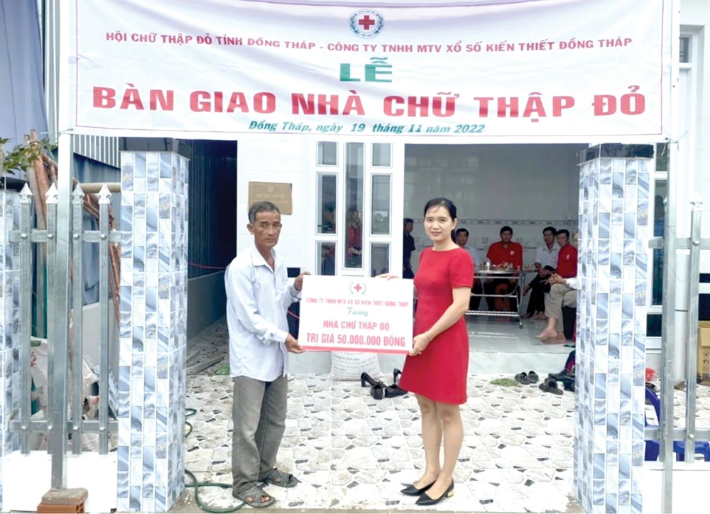 Công ty TNHH MTV XSKT Đồng Tháp trao Nhà Chữ thập đỏ tại huyện Hồng Ngự