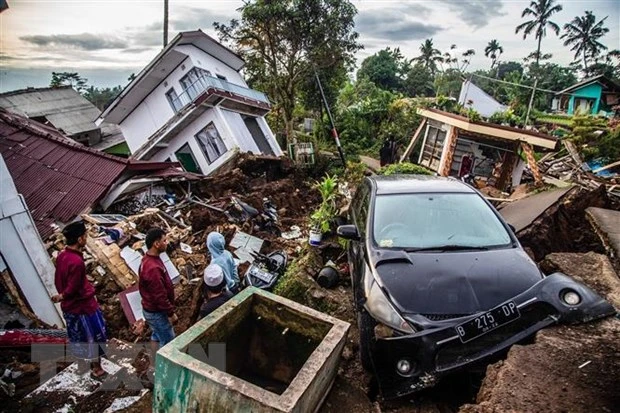 Cảnh đổ nát sau trận động đất tại Cianjur, Indonesia, ngày 22-11-2022. Ảnh: AFP/TTXVN