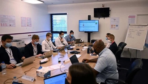 Các kỹ sư máy tính làm việc trong trung tâm xử lý khủng hoảng tại bệnh viện ở Corbeil-Essonnes, phía nam Paris. Ảnh: AFP