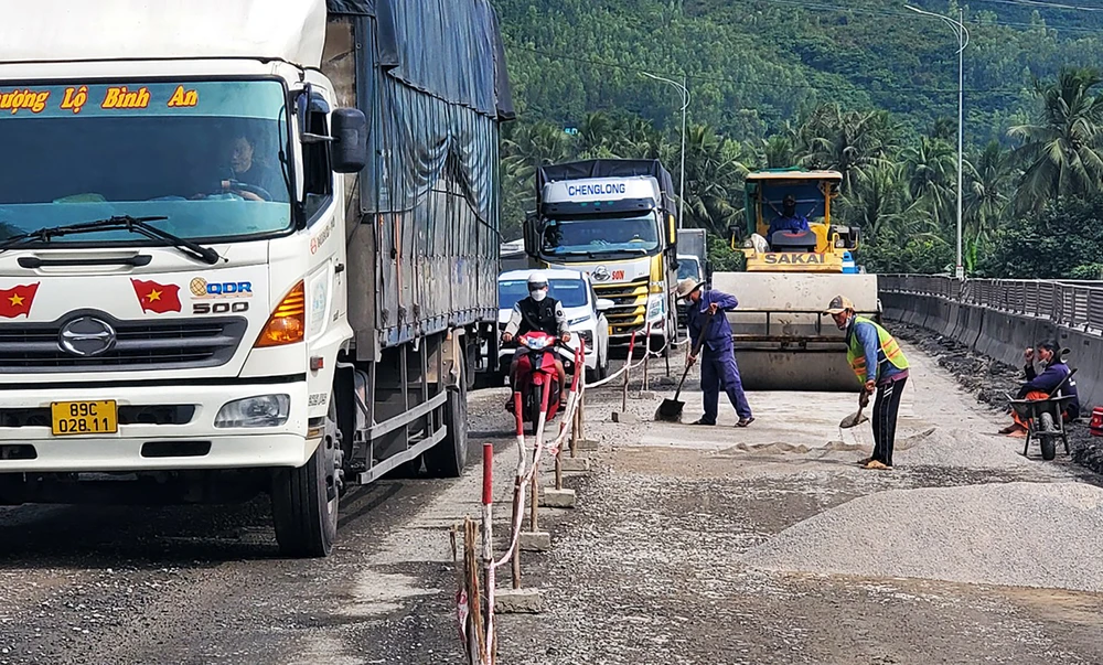 Việc thi công sửa chữa QL1A qua Phú Yên rất chậm khiến người tham gia giao thông khó khăn, mất an toàn