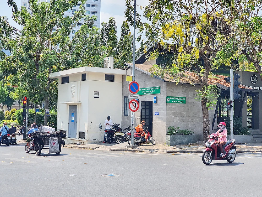 Nhà vệ sinh công cộng không thu phí trên đường Tôn Thất Tùng, quận 1, TPHCM