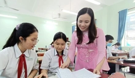 Học sinh lớp 9, Trường THCS Ngô Sĩ Liên (quận Tân Bình) trong giờ học môn Ngữ văn