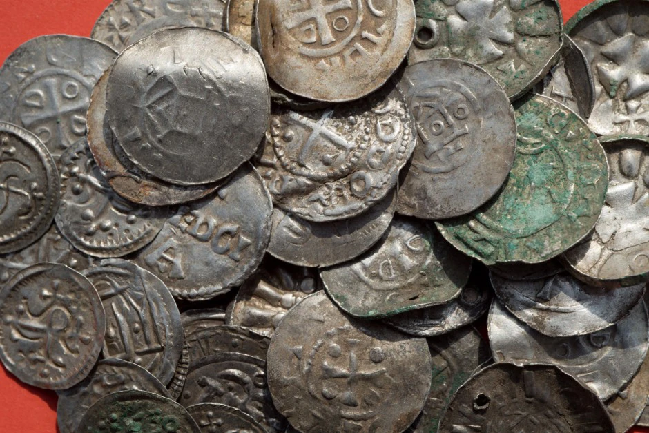 Khai quật kho tiền xu hơn 1.000 năm tuổi ở Đan Mạch