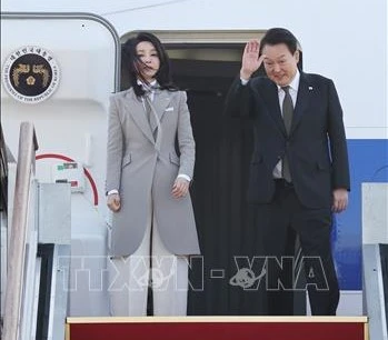 Tổng thống Hàn Quốc Yoon Suk-yeol (phải) và phu nhân. Ảnh tư liệu: YONHAP/TTXVN