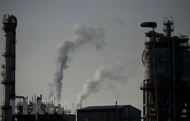 Khói thải bốc lên từ khu công nghiệp hóa chất ở Algeciras, Tây Ban Nha. Ảnh: AFP/TTXVN